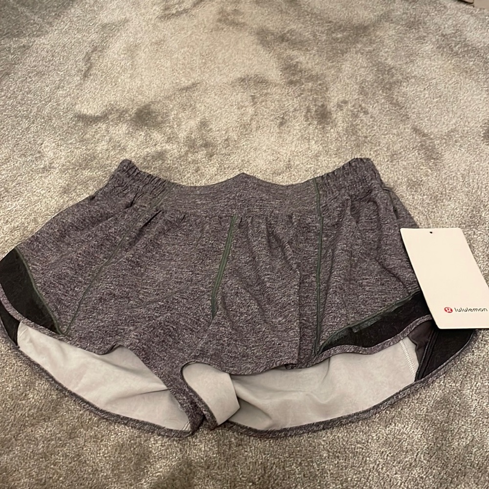 lululemon hotty hot LR 2.5 shorts